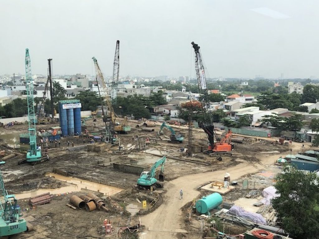 Nhiều dự án trên địa bàn TP Hồ Chí Minh đang giãn tiến độ thi công để kịp ứng phó với những biến động của thị trường vật liệu xây dựng.