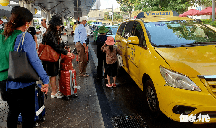 Hành khách đi taxi sân bay Tân Sơn Nhất ‘gánh thêm phí’, Cục Hàng không nói gì?