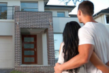 Có 2 tỷ nên dùng để mua chung cư hay gửi tiết kiệm lấy lãi rồi thuê nhà là hợp lý?